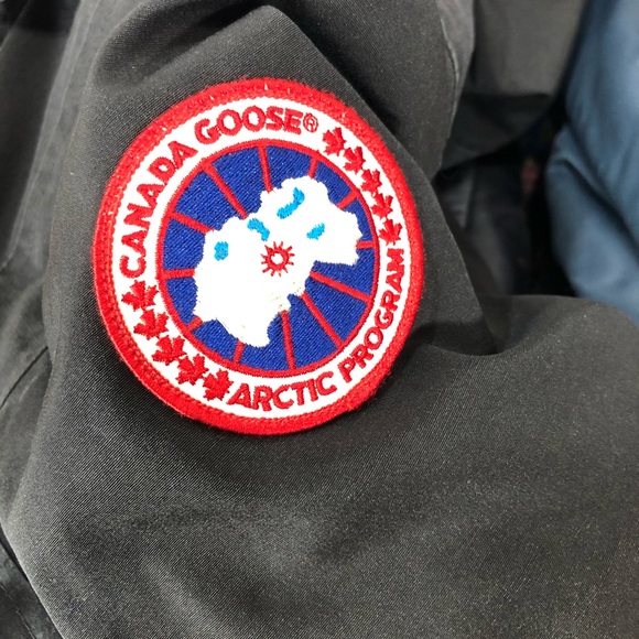 Canada goose fur lined black parka size small - Picture 3 of 8